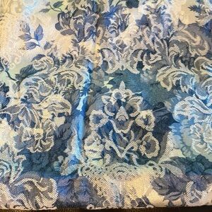 Tablecloth and 6 napkins excellent condition blue and white polyester & cotton.